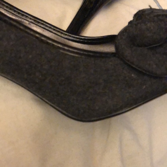 Dress shoes in a felted grey material with ruffled accent - Picture 5 of 5